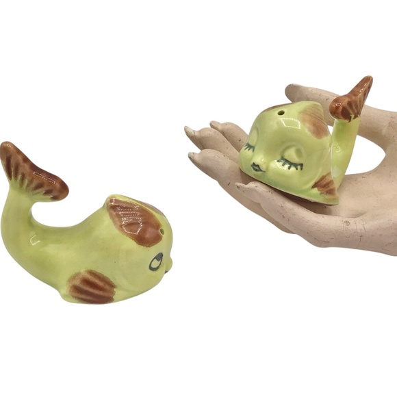 Vintage Chartreuse Whale Salt Pepper Shakers Japan, Mid Century Anthropomorphic - Picture 3 of 11